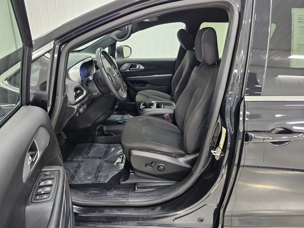 Used 2023 Chrysler Pacifica Touring FWD image 11
