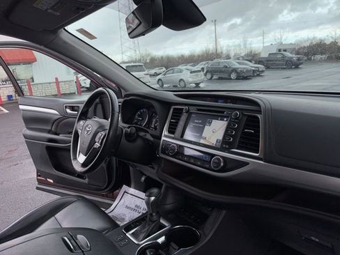 Used 2018 Toyota Highlander XLE image 24