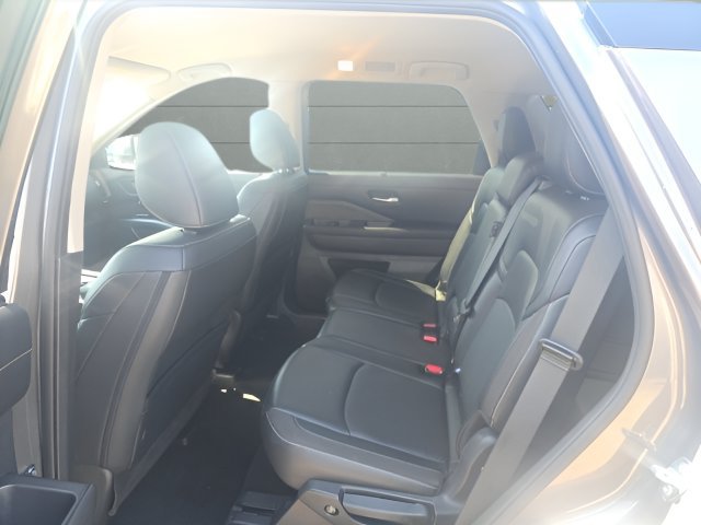 Used 2025 Nissan Pathfinder SL AWD/4WD image 11