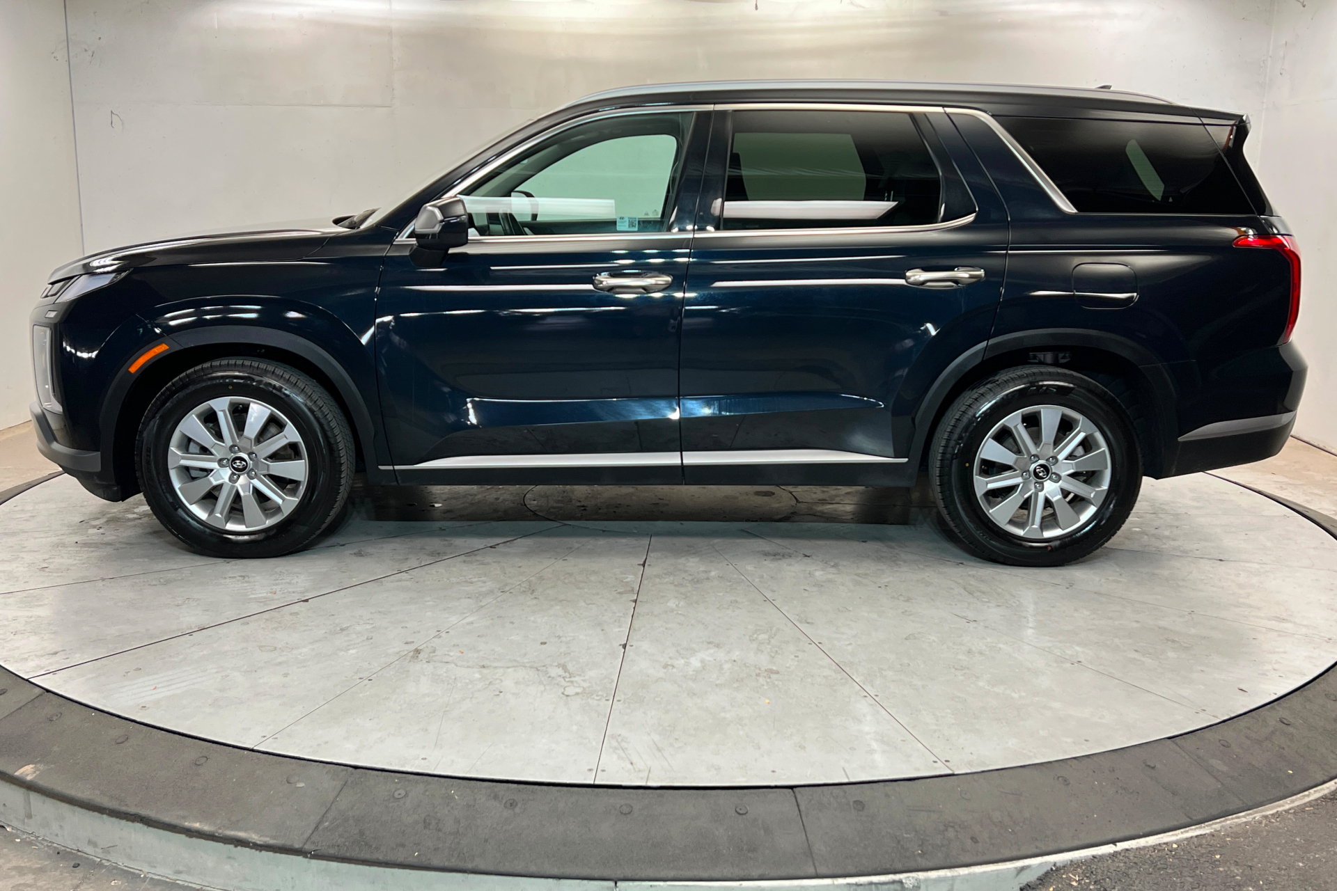 Used 2025 Hyundai Palisade SEL FWD image 2