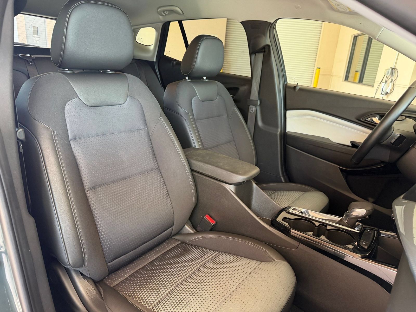 Used 2025 Chevrolet Trax LT w/ LT Convenience Package FWD image 30
