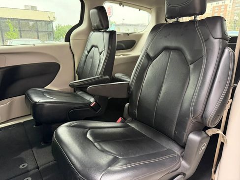 Used 2022 Chrysler Pacifica Touring-L FWD image 8