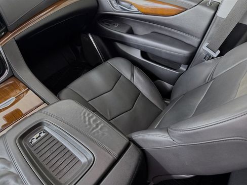 Used 2018 Cadillac Escalade Luxury AWD/4WD image 29