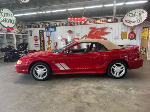 Used 1994 Ford Mustang GT RWD image 14
