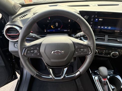 Used 2025 Chevrolet Trax RS FWD image 8
