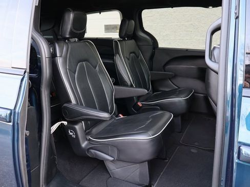 Used 2025 Chrysler Pacifica Limited image 29