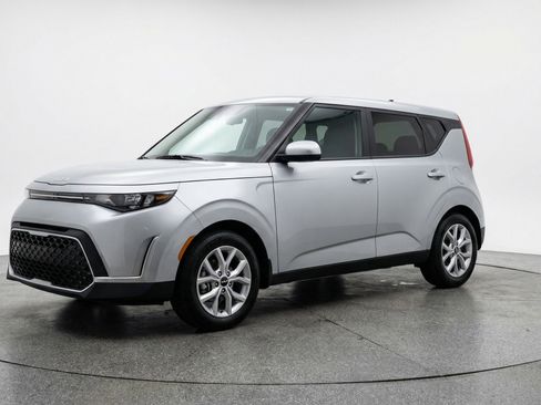 Used 2025 Kia Soul LX w/ LX Technology Package FWD image 3