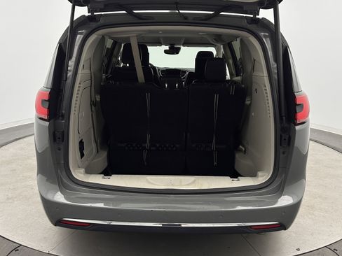 Used 2022 Chrysler Pacifica Touring-L w/ Uconnect Theater Family Group image 33