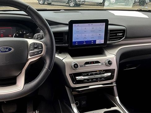 Used 2022 Ford Explorer XLT w/ Equipment Group 202A image 5