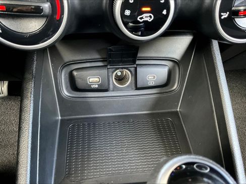 Used 2025 Hyundai Venue SE FWD image 14