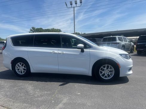Used 2022 Chrysler Voyager LX FWD image 3