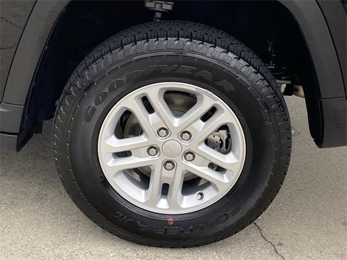 Used 2024 Jeep Grand Cherokee Laredo image 34