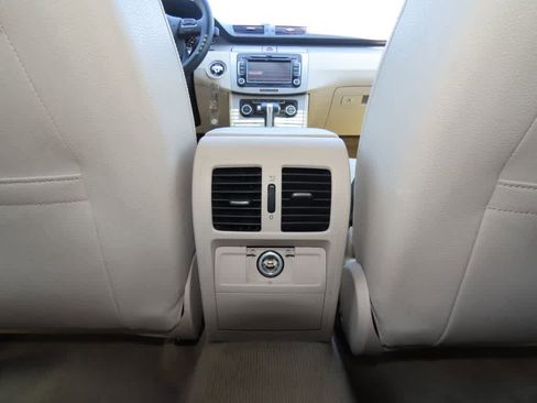 Used 2010 Volkswagen Passat Komfort FWD image 21