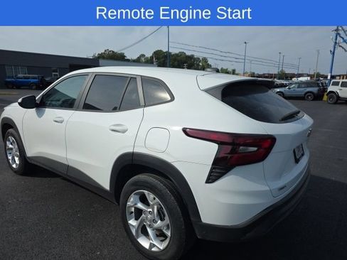 Used 2025 Chevrolet Trax LS w/ LS Convenience Package FWD image 3