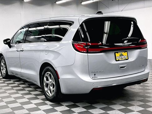 Used 2024 Chrysler Pacifica Limited FWD image 3