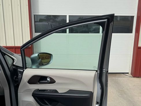 Used 2019 Chrysler Pacifica Touring-L FWD image 21