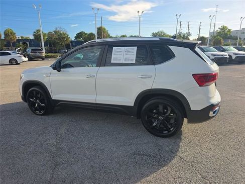 Used 2024 Volkswagen Taos SE FWD image 6
