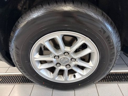 Used 2018 Jeep Grand Cherokee Laredo AWD/4WD image 12