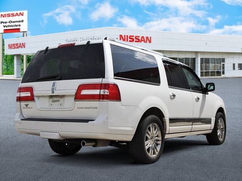 Used 2010 Lincoln Navigator L 2WD image 4