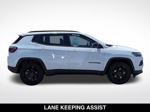 Used 2026 Jeep Compass Latitude AWD/4WD image 10