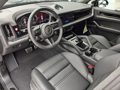 New 2025 Porsche Cayenne Turbo image 4