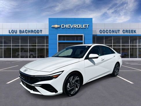 Used 2025 Hyundai Elantra SEL image 4