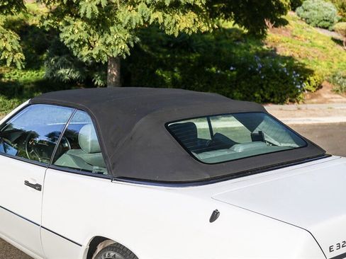 Used 1995 Mercedes-Benz E 320 Convertible image 37