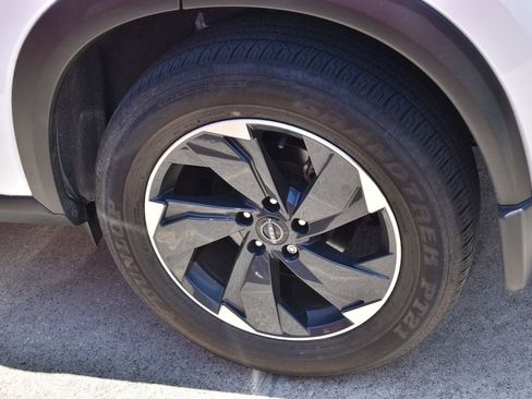 Used 2024 Nissan Rogue SV FWD image 10