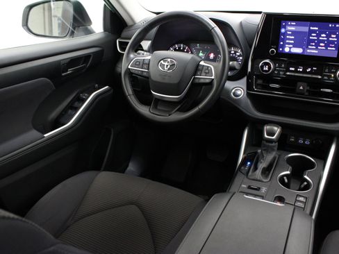 Used 2025 Toyota Highlander LE AWD/4WD image 31