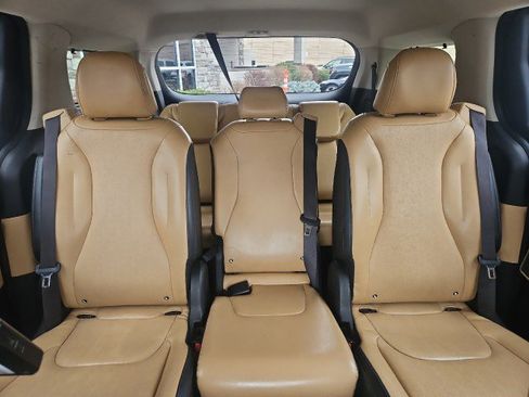 Used 2022 Kia Carnival EX image 21