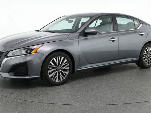 Used 2025 Nissan Altima 2.5 SV FWD image 3