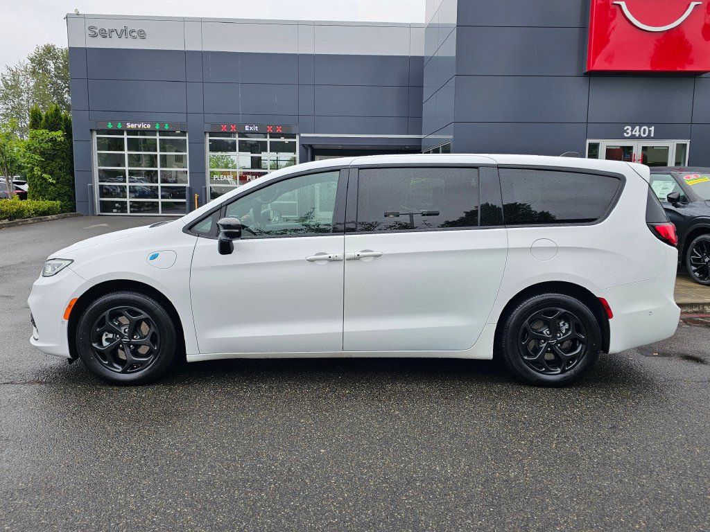 Used 2024 Chrysler Pacifica Limited FWD image 8