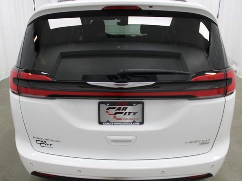 Used 2022 Chrysler Pacifica Limited image 6