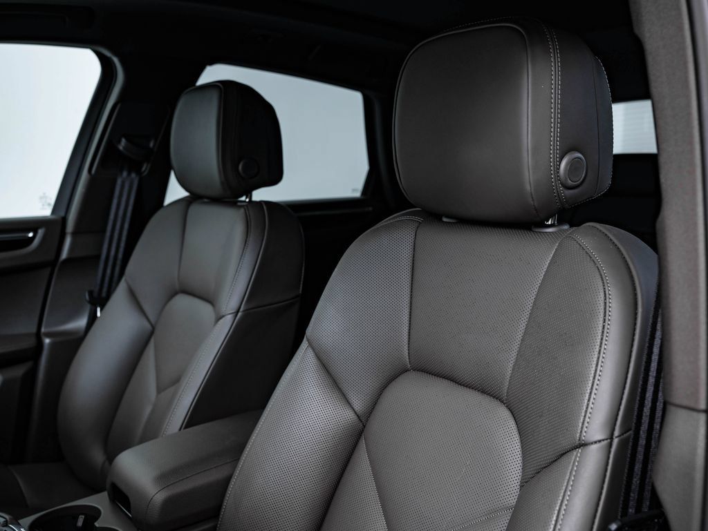 Certified 2025 Porsche Macan AWD/4WD image 23