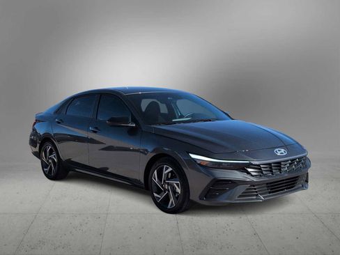 Used 2025 Hyundai Elantra Sport image 2