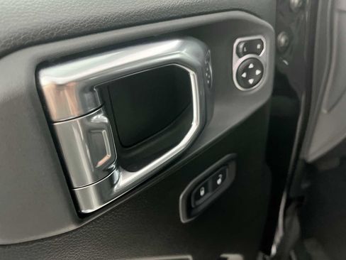Used 2025 Jeep Gladiator Mojave w/ Convenience Group AWD/4WD image 20