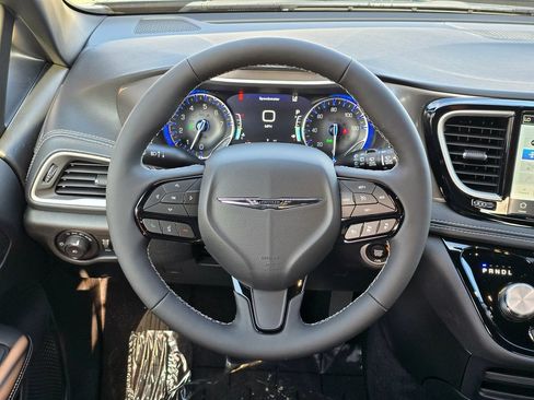 New 2026 Chrysler Pacifica Select w/ S Appearance Package FWD image 7