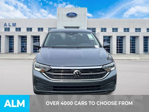 Used 2023 Volkswagen Jetta SE image 3