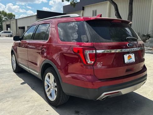 Used 2017 Ford Explorer XLT w/ Equipment Group 202A image 9