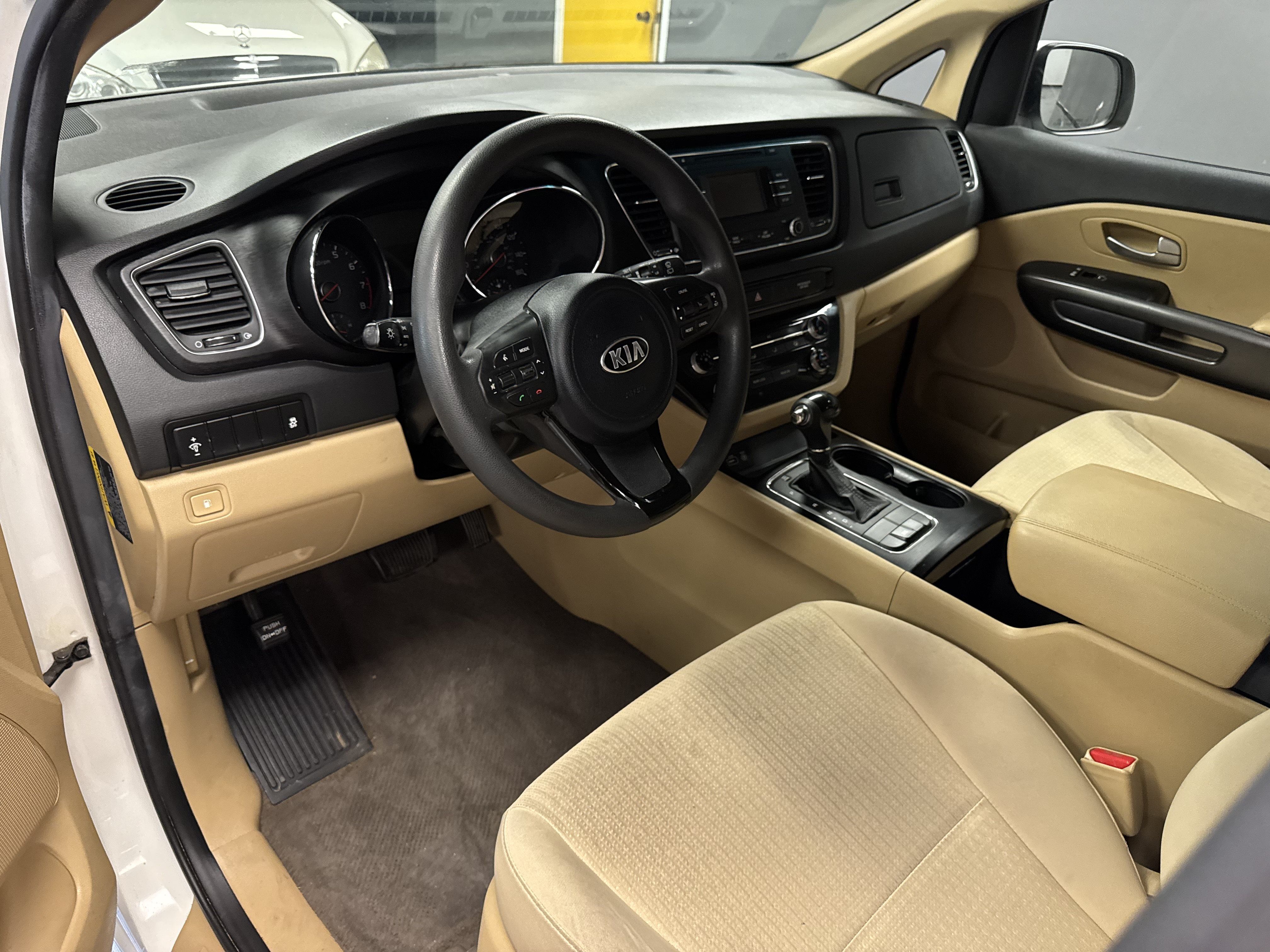 Used 2017 Kia Sedona LX FWD image 8