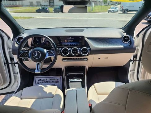 Used 2025 Mercedes-Benz GLA 250 4MATIC image 11