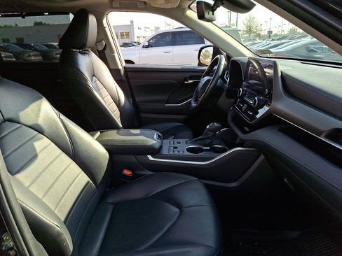 Used 2023 Toyota Highlander XLE image 12