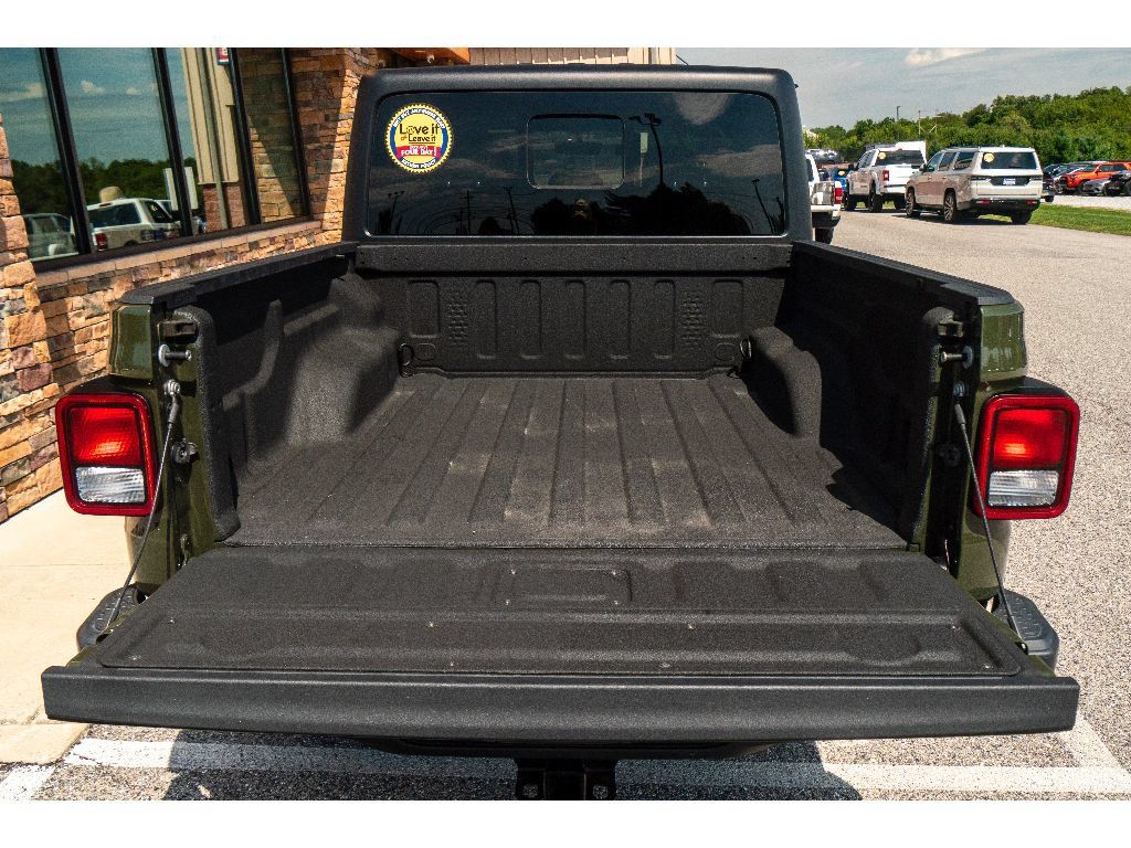 Used 2022 Jeep Gladiator Overland w/ Popular Equipment Package AWD/4WD image 31