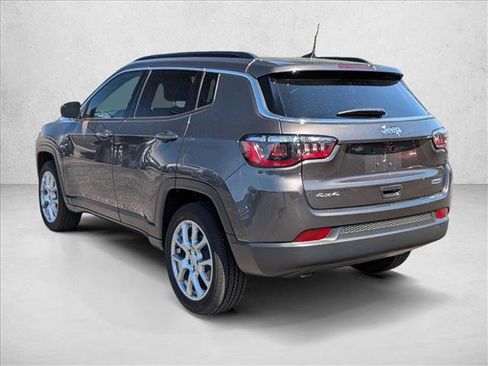 Used 2023 Jeep Compass Latitude AWD/4WD image 7