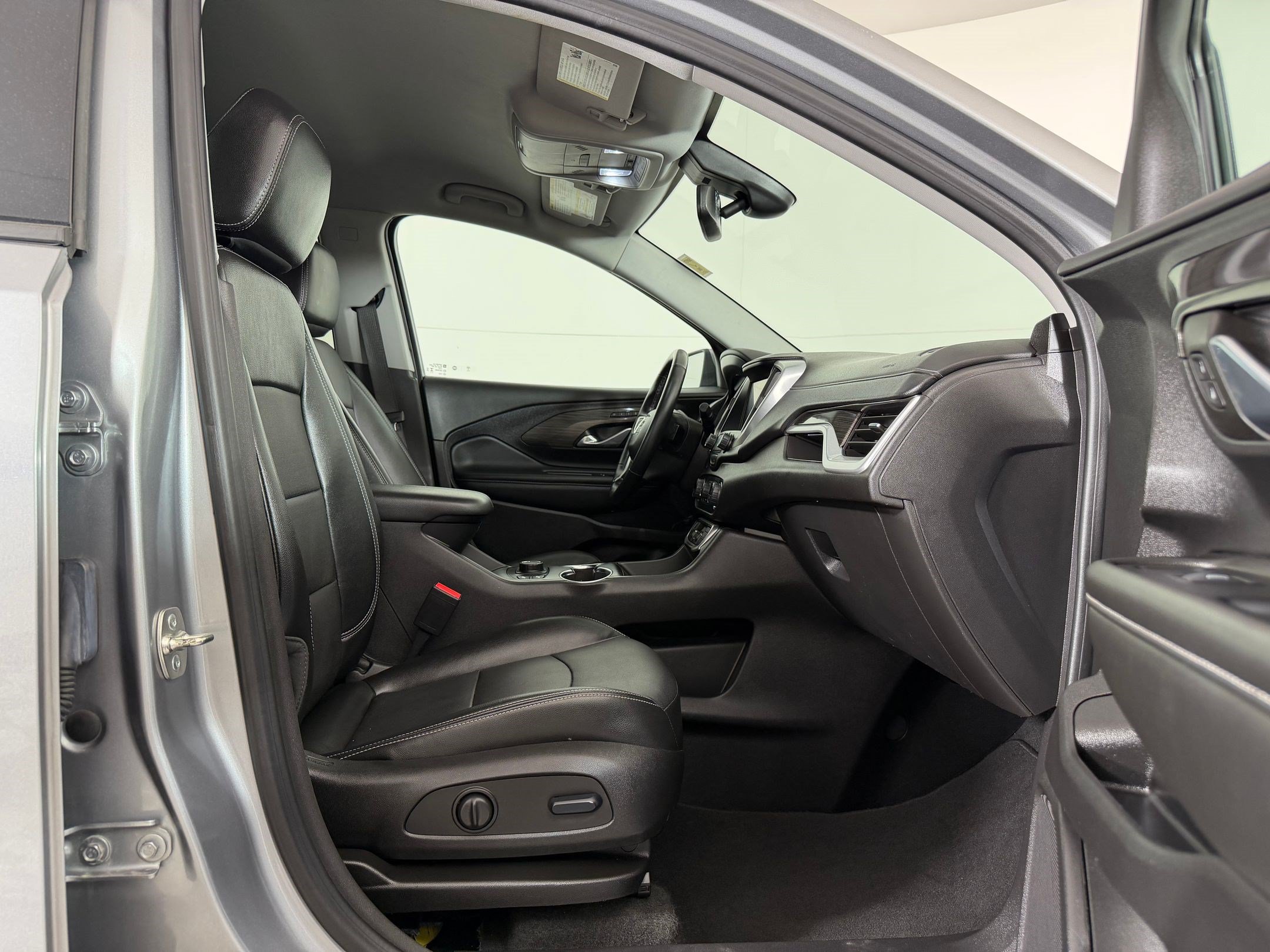 Used 2024 GMC Terrain SLT AWD/4WD image 32
