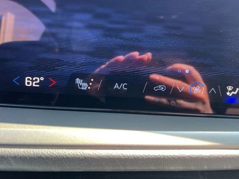 Used 2025 Chevrolet Traverse LT image 25