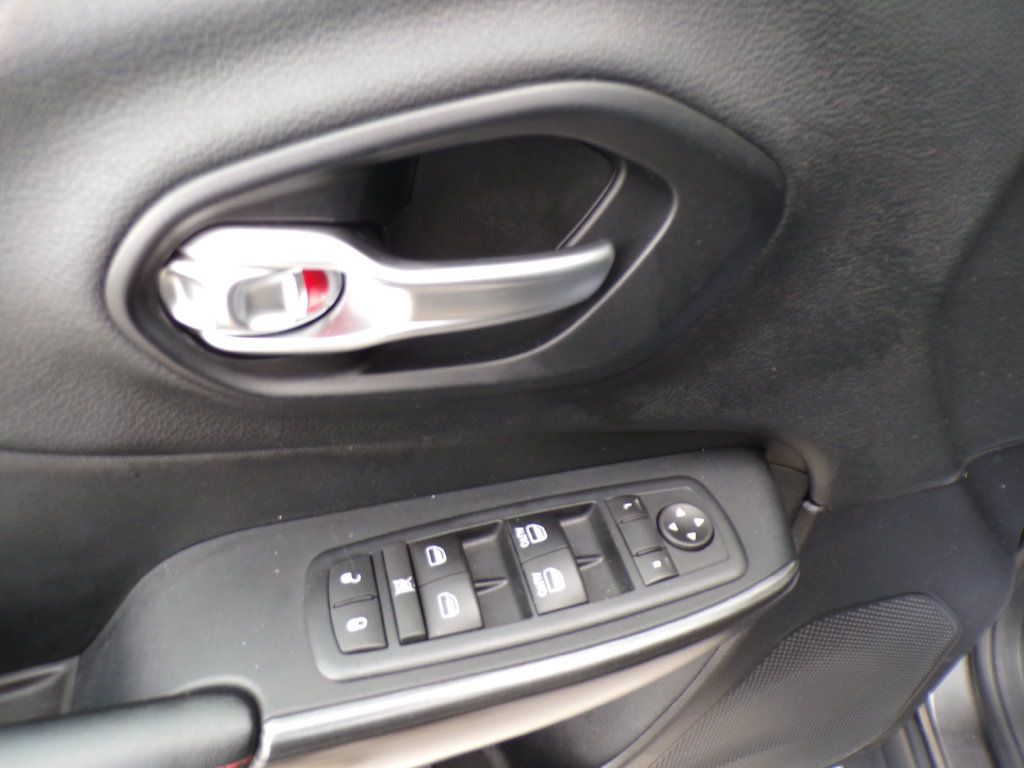 Used 2016 Jeep Cherokee Trailhawk AWD/4WD image 23