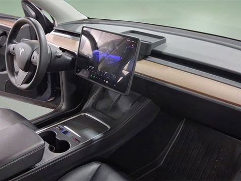 Used 2024 Tesla Model Y Performance image 19