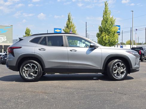 Used 2025 Chevrolet Trax LT FWD image 23