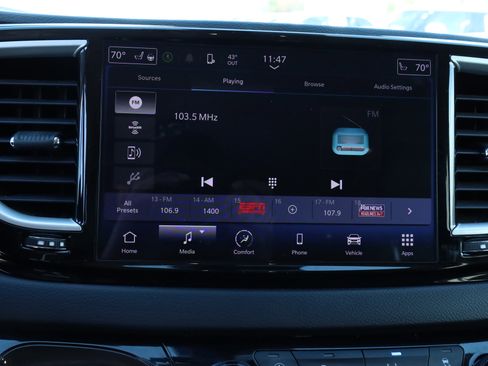 Used 2023 Chrysler Pacifica Touring-L image 29